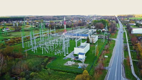 subestación eléctrica a lo largo de la carretera en un área suburbana en europa