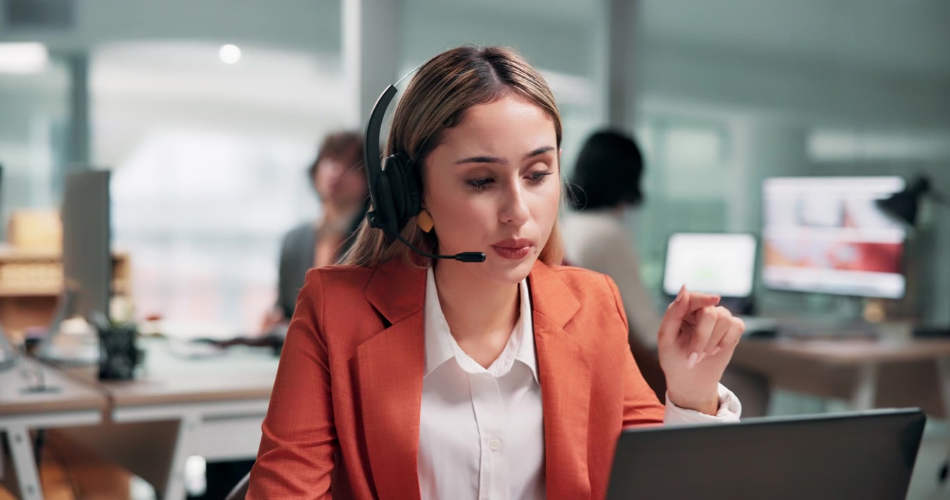 Giovane donna che lavora come rappresentante del servizio clienti in ufficio