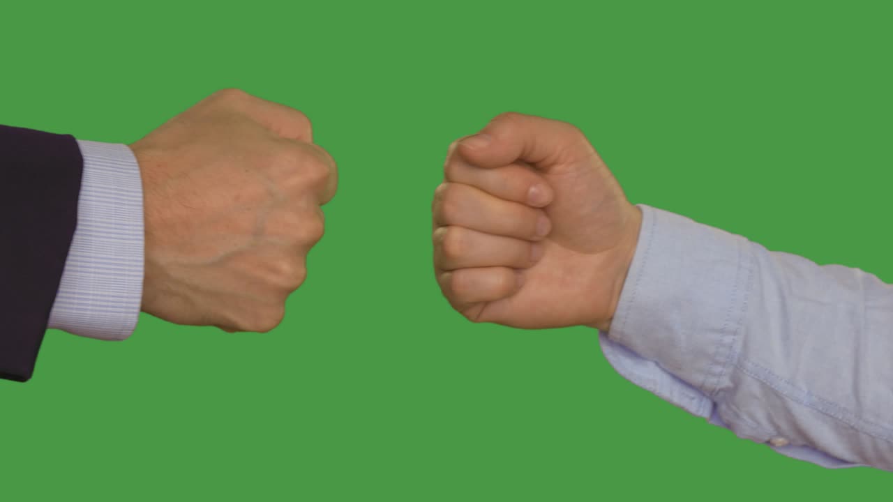 사업가 여성과 주먹을 맞대는 사업가, 손의 절단된 모습. 알파 채널