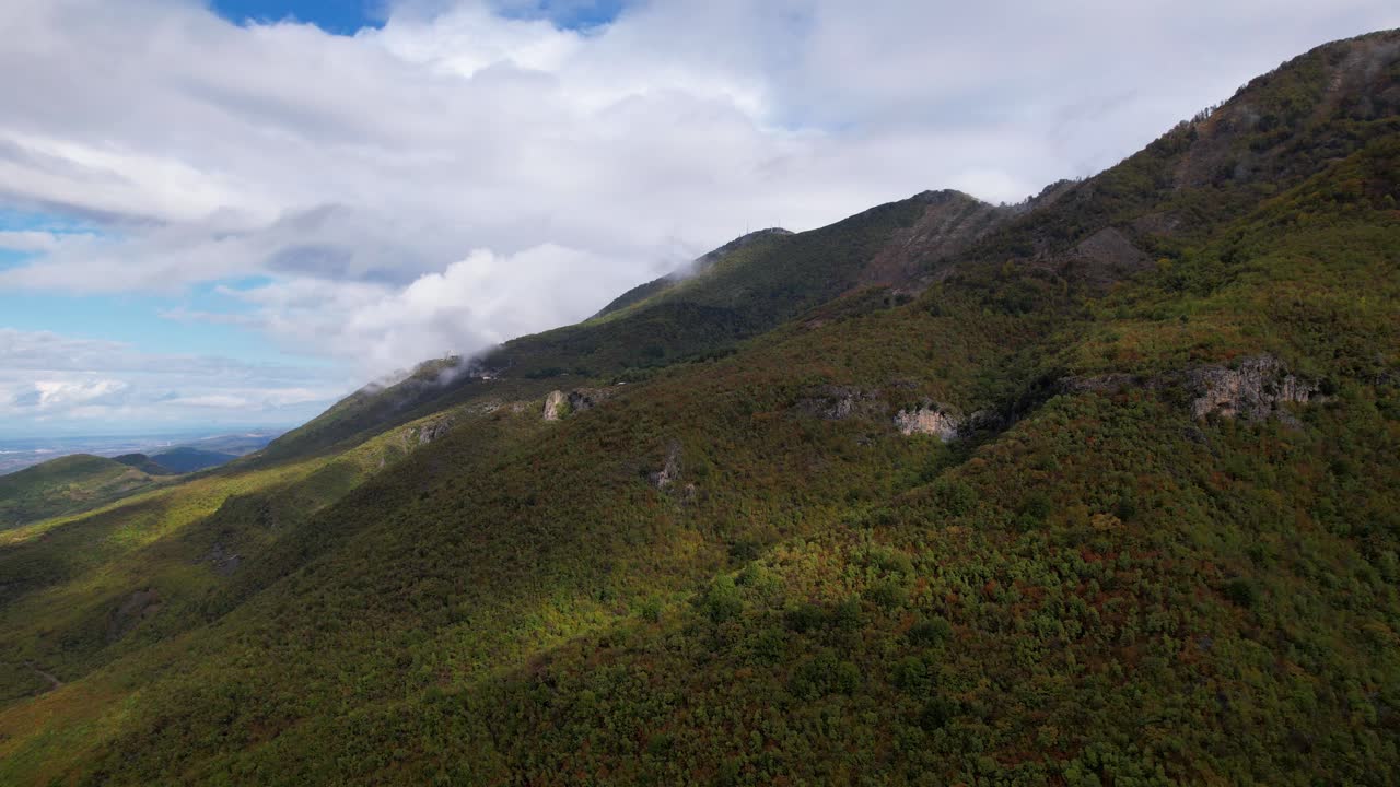paisaje de montaña bajo nubes de otoño y follaje de color de bosque salvaje