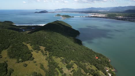 Imágenes-Aéreas-Escénicas-Del-Pico-De-Las-Montañas-En-La-Isla-De-Santa-Catarina-Vista-Al-Mar-Amazon-Naturaleza-Brasil