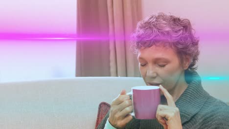 animación de rastros de luz sobre una mujer caucásica bebiendo café.