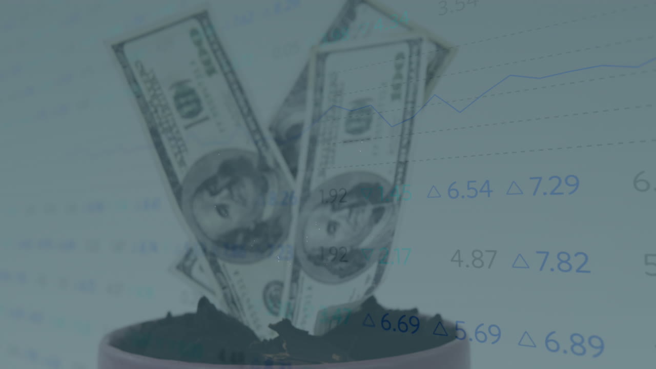 procesamiento de datos del mercado de valores contra billetes de dólares estadounidenses contra estallidos de fuegos artificiales