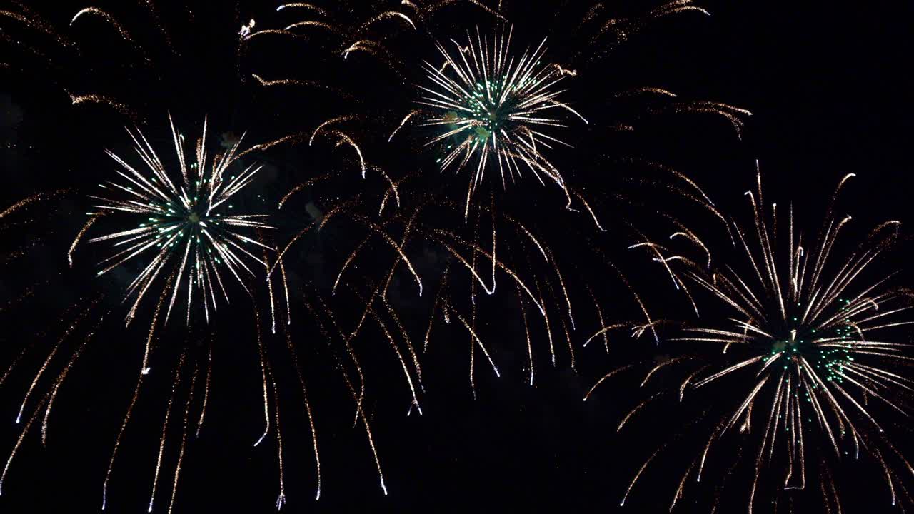 hermosa exhibición de trabajo de fuego colorido por la noche para la celebración en el festival