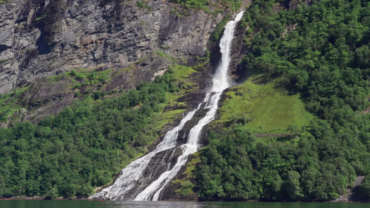 uno de los siete arroyos de la cascada de las siete hermanas en el fiordo de geiranger, noruega