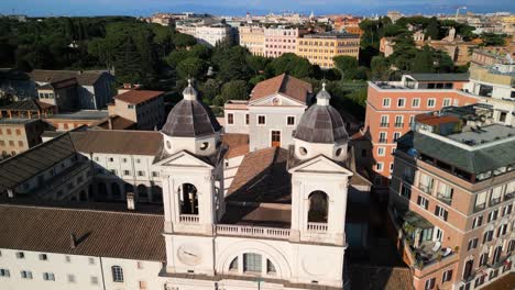 Luftaufnahme-Des-Rückzugs-Zeigt-Die-Wunderschöne-Spanische-Treppe-In-Rom,-Italien