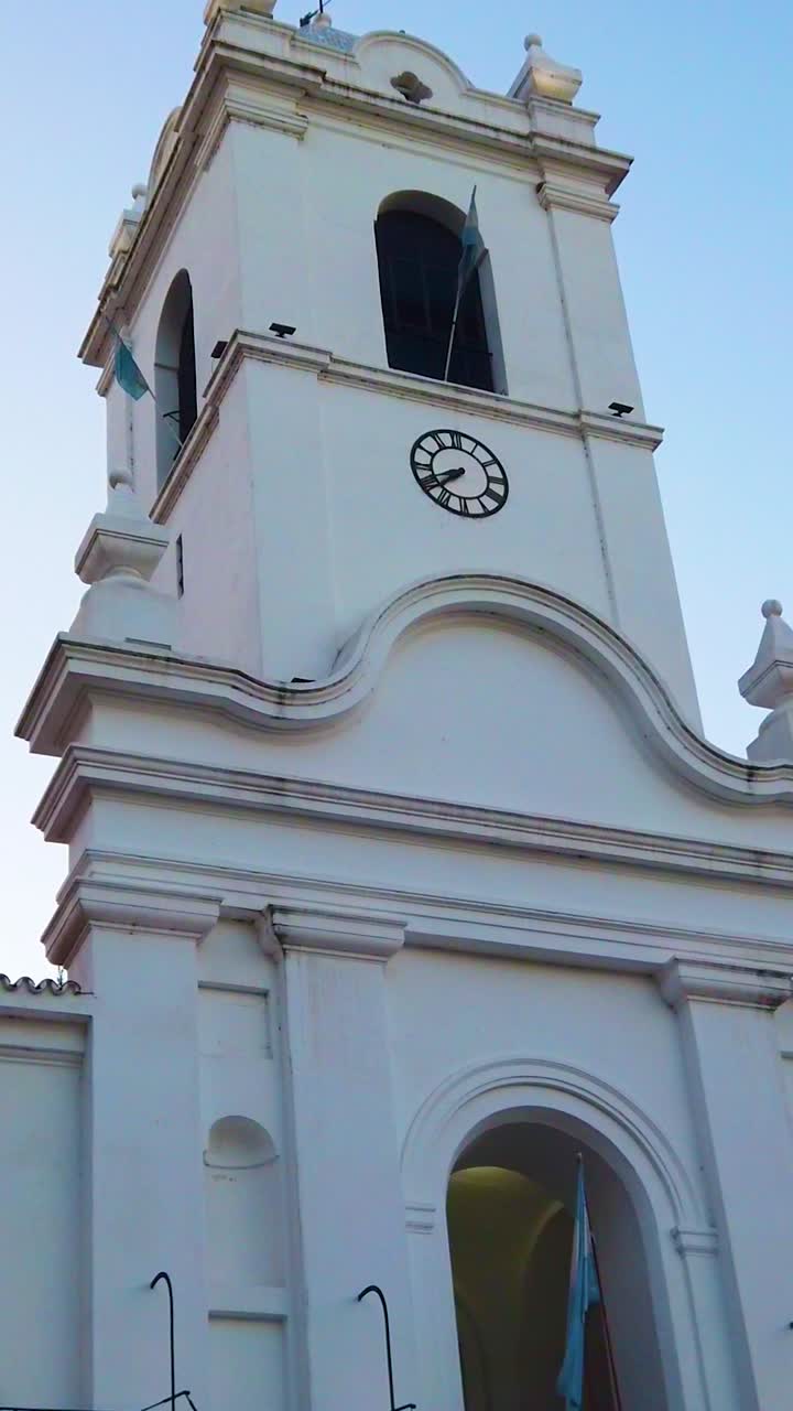 ciudad de buenos aires cabildo edificio colonial, bandera argentina sobre el horizonte, arquitectura de cerca, punto de referencia de la independencia