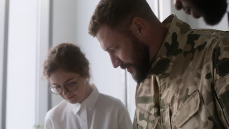 equipo militar en la oficina