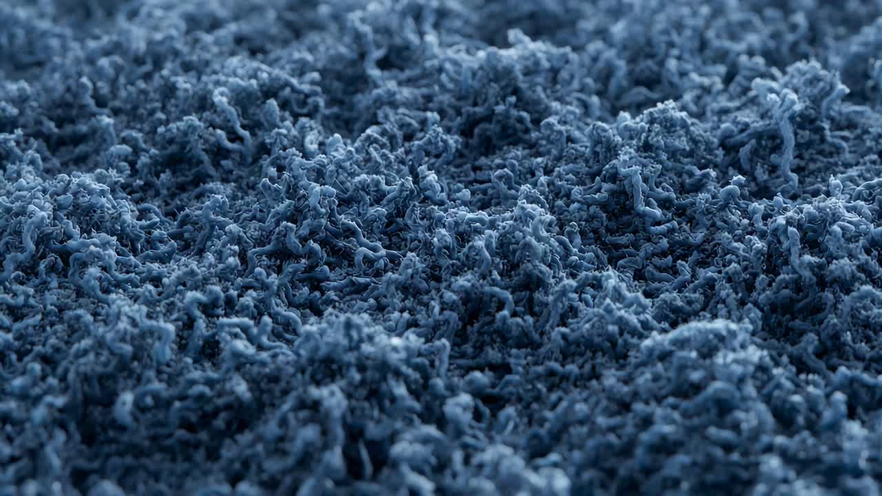 Trekker fokus, kamera beveger seg nærmere tette blå fibre på bordplaten, og avslører tekstur