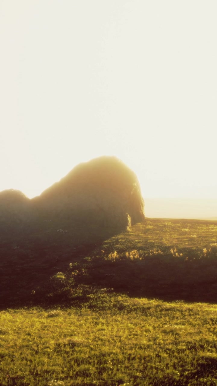 Paisagem natural com uma formação rochosa em um campo ao pôr do sol