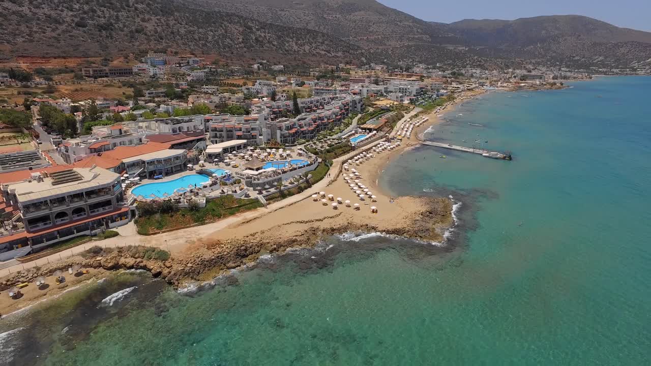 la ciudad turística de stalis con resorts de playa durante el verano