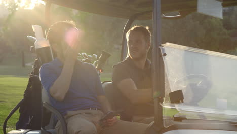 Golfistas-Conduciendo-Buggy-Por-El-Campo-De-Golf-En-Cámara-Lenta