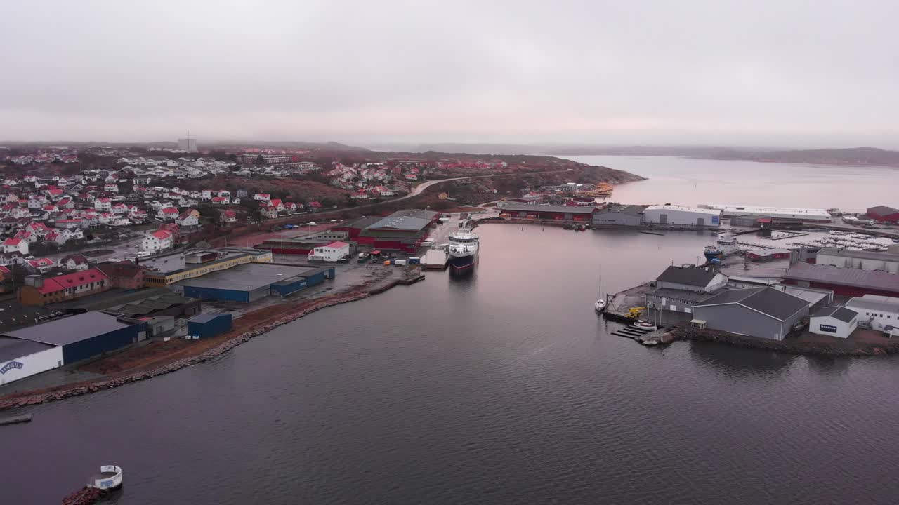 красивый лисекиль, швеция с небольшим судоходным судном, пристыковавшимся, готовящимся к отъезду - воздушный снимок
