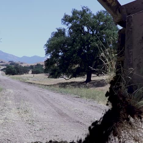 Tractor-Retroexcavadora-Desenterrando-Una-Línea-De-Agua-Con-Fugas-En-Un-Día-Caluroso