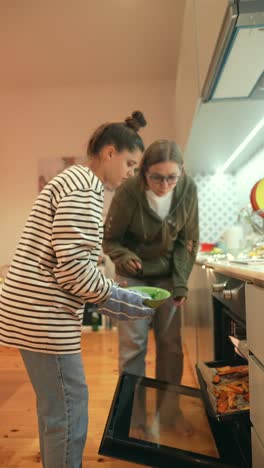 adolescentes cocinando juntos en una cocina