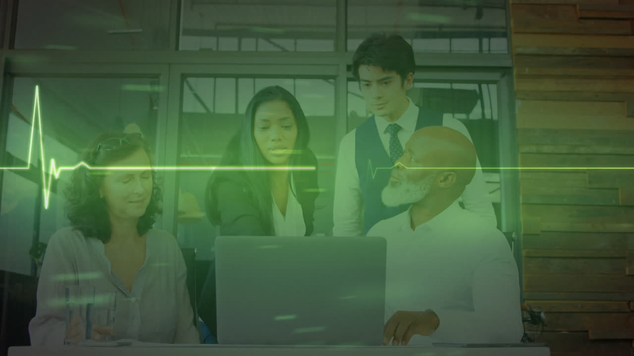 사무실에서 노트북을 사용하는 다양한 비즈니스 사람들에 대한 이소 전기 라인의 애니메이션