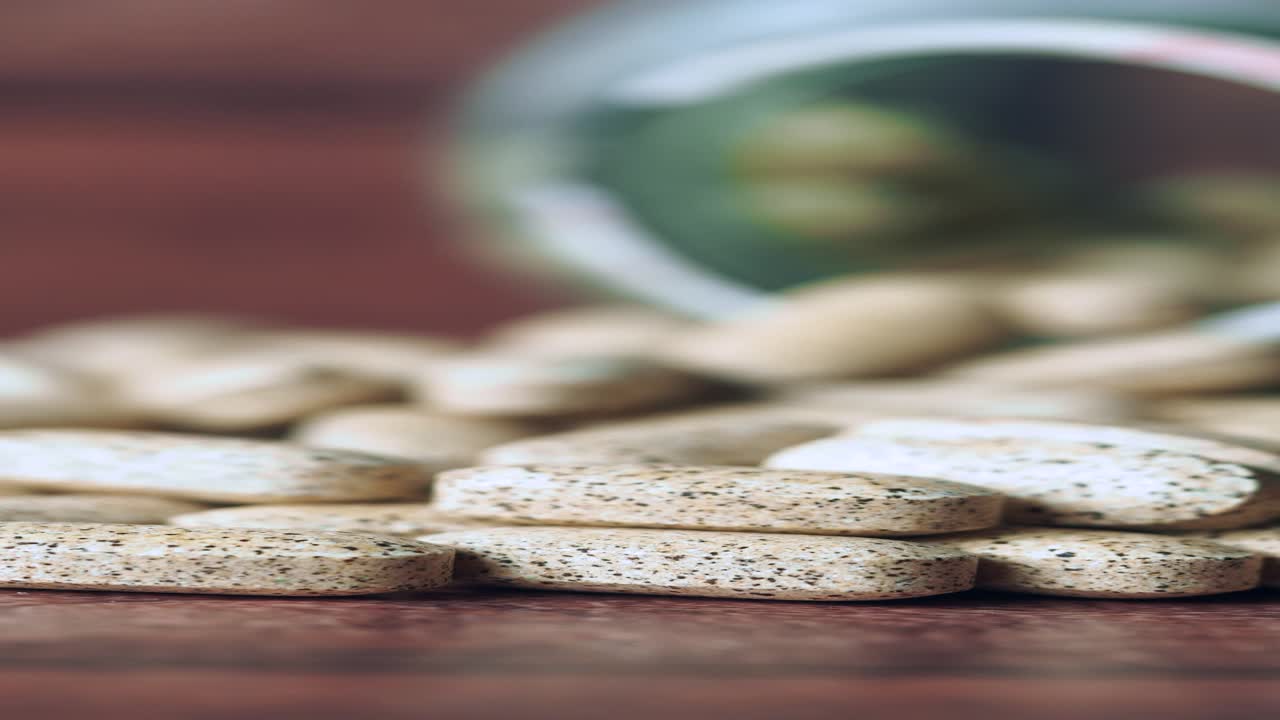 병에서 흘러내린 약의 클로즈업