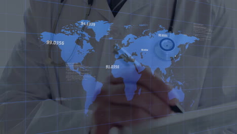 animación de procesamiento de datos y mapa del mundo sobre médico caucásico masculino escribiendo en el clipboard