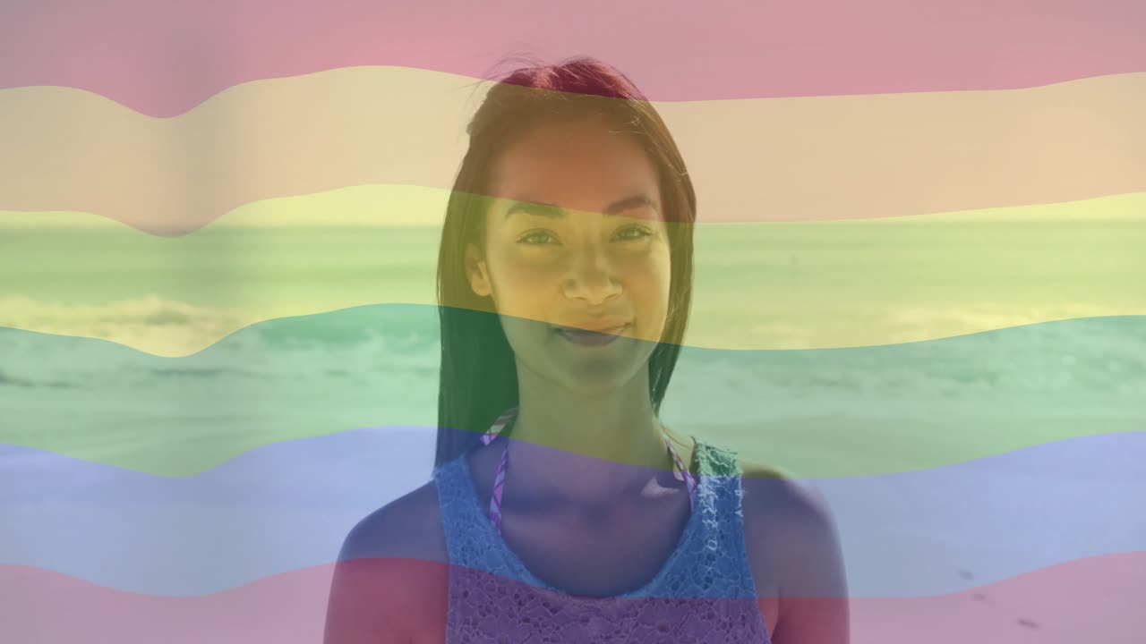 Wanita berdiri di pantai, tersenyum mengaktifkan teknologi pelacak emosi dengan lapisan pelangi.