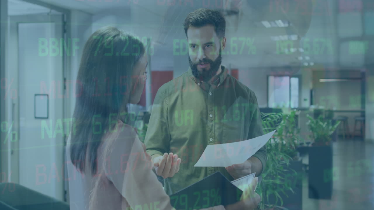 animación del procesamiento de datos financieros sobre diversas personas de negocios en la oficina