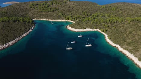 veleros flotando en tranquilas aguas azules del mar adriático entre la isla de hvar en croacia.