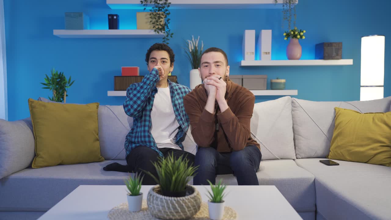 형제들은 집에서 비밀리에 가족들로부터 부적절한 비디오를 보고 있습니다.