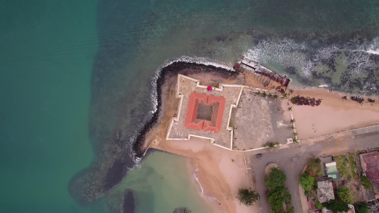 Vista aerea del Museo di São Sebastião, che ospita una fortezza del XVI secolo nella città di São Tomé