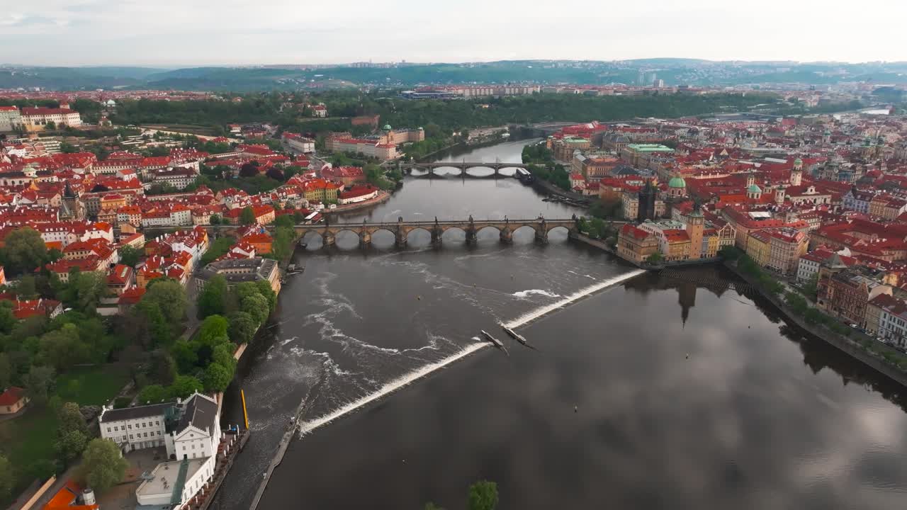 vista aérea sobre el río vltava y los techos rojos cerca de la orilla del río, praga