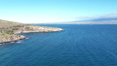 Drone-Acercándose-Al-Faro-De-Mcgregor-Point,-Un-Destino-Popular-Para-Los-Lugareños-Y-Turistas-Para-Ver-Pasar-Las-Ballenas