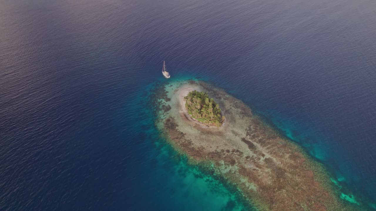 clip de avión no tripulado en las islas de san blas con un velero anclado en una isla remota