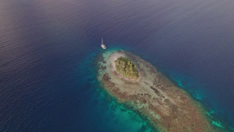 Clip-De-Drone-En-Las-Islas-De-San-Blas-Con-Un-Velero-Anclado-En-Una-Isla-Remota