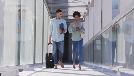 Video-De-Empresarios-Y-Mujeres-De-Negocios-Diversos-Caminando-Con-Maleta-Y-Hablando