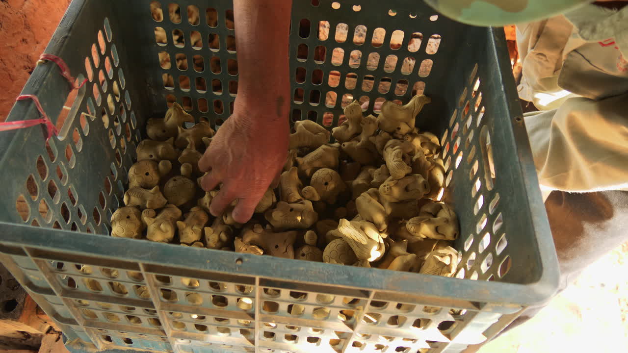 arcilla artesanal colocada en un horno calentado a leña, que muestra el proceso tradicional de elaboración de cerámica thanh ha con fines turísticos y de souvenirs.