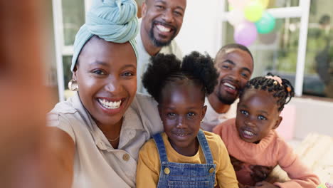 Schwarze-Familie,-Selfie-Und-Ein-Lächeln-Der-Eltern