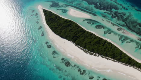 una vista aérea de una isla paradisíaca tropical