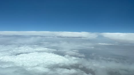 vista de la cabina desde la cabina de un jet volando sobre un cielo turbulento y desordenado