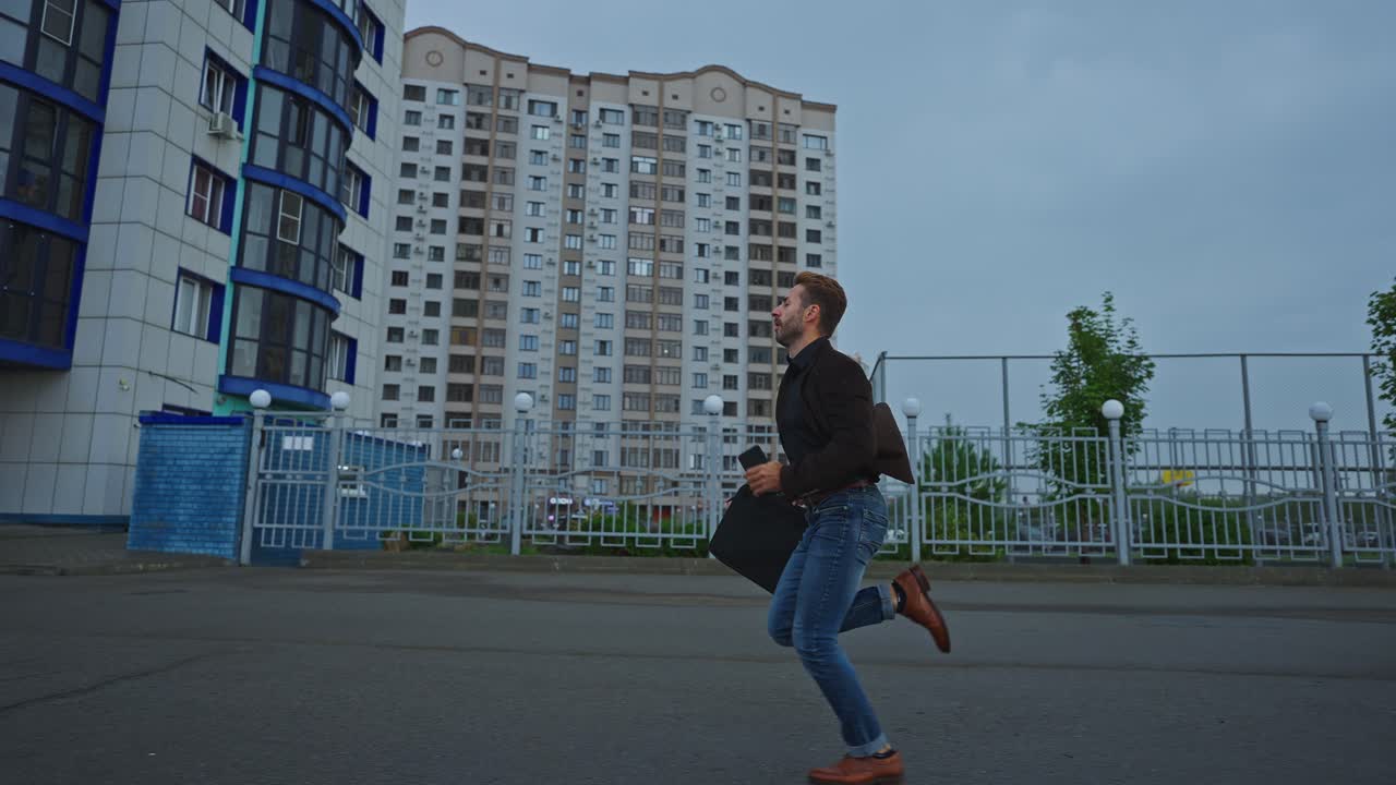 Бизнесмен бежит по городу
