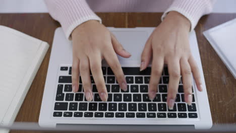 Una-Mujer-Irreconocible-Usando-Una-Computadora-Portátil