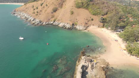 Paradiesischer-Blick-Auf-Das-Türkisfarbene-Meer-Und-Den-Sandstrand-Der-Bucht,-Phuket,-Thailand