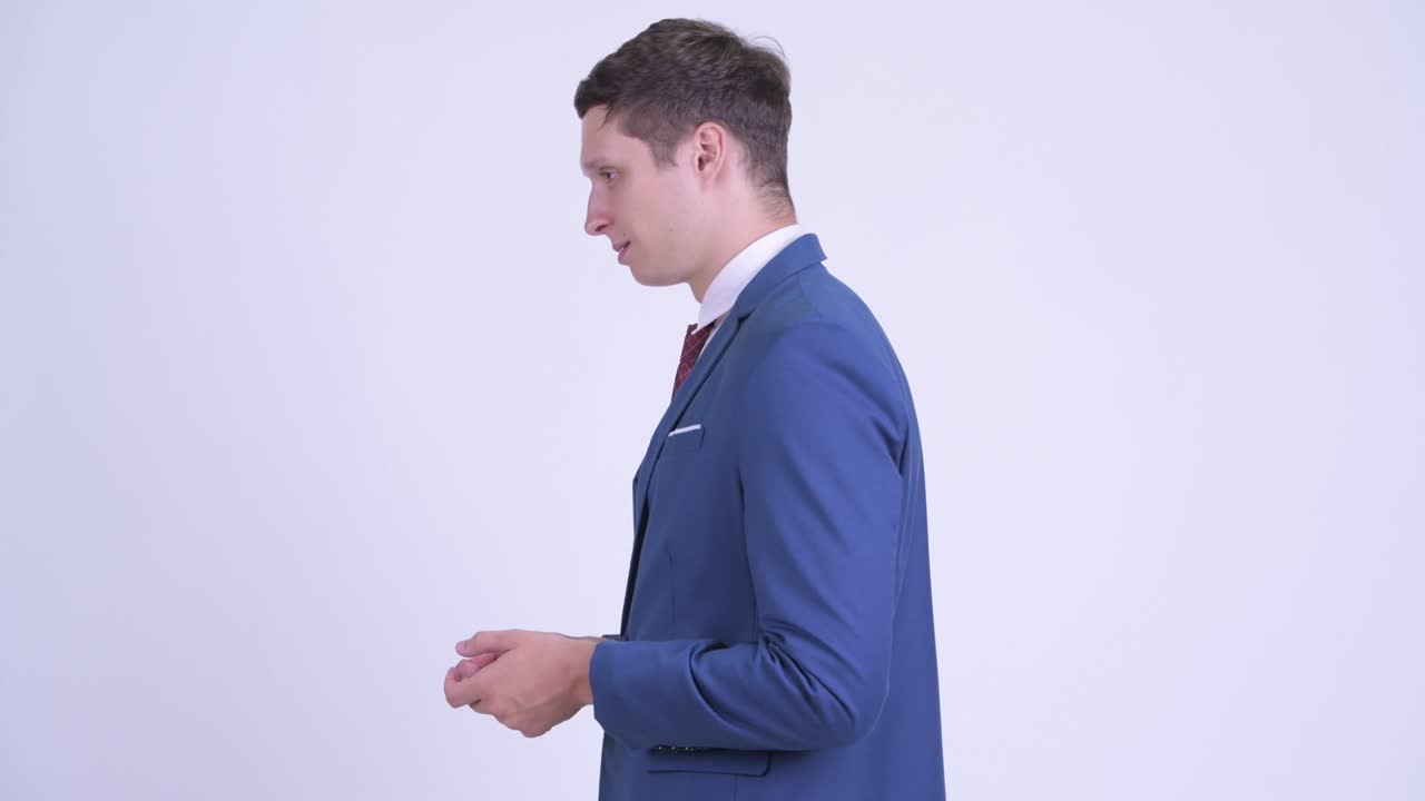 선물 상자를 가진 젊은 잘생긴 사업가