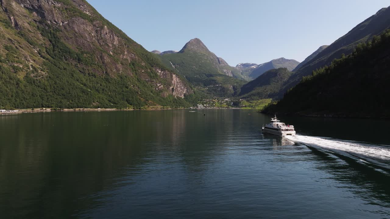 노르웨이의 geirangerfjord에서 보트, 페리 위에서 촬영된 풍경적인 드론