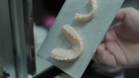 coronas y puentes dentales impresos en 3d en posprocesamiento