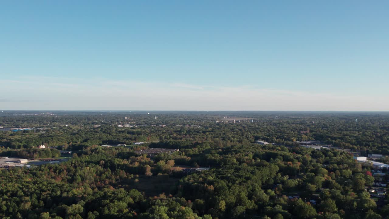 dron aéreo en movimiento hacia adelante sobre árboles verdes con vegetación densa en el tiempo de la tarde de otoño