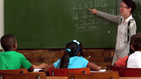 Joven-Profesor-Enseñando-Matemáticas-A-Una-Clase-Joven-En-El-Aula