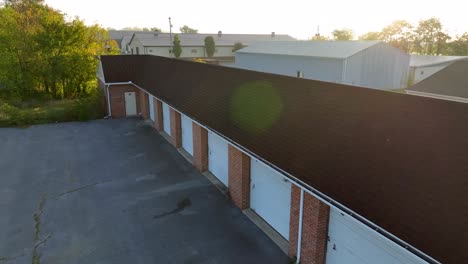 unidades de garaje de almacenamiento durante la puesta del sol