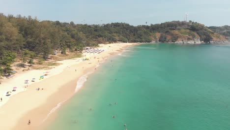 Idílica-Costa-Turquesa-Y-Entorno-Paradisíaco-De-La-Playa-De-Nai-Harn-En-El-Sur-De-Phuket,-Tailandia---Toma-Aérea-De-ángulo-Bajo