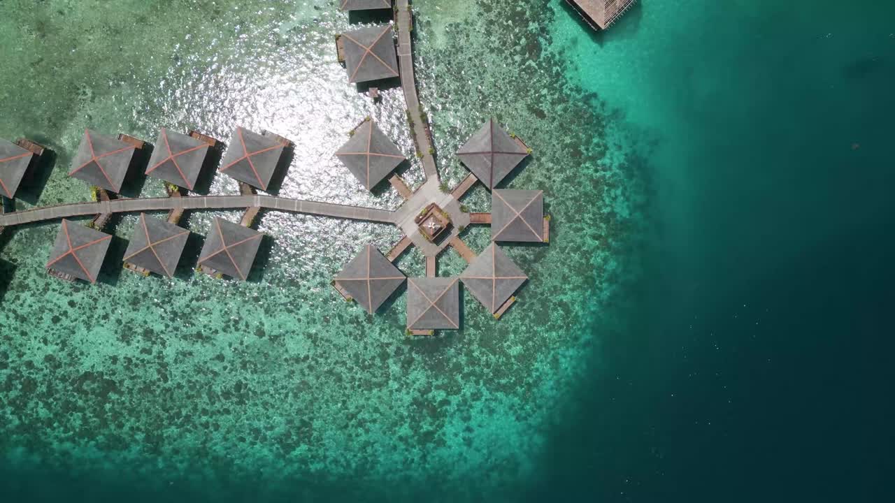 Ripresa dall'alto di bungalow nel villaggio sull'acqua cristallina di Sipadan, Sabah, Malesia