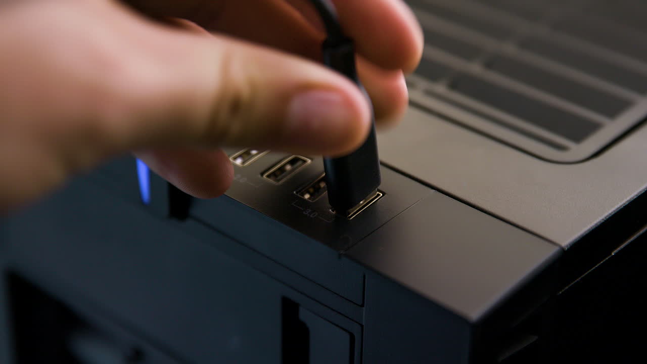 el hombre lucha por conectar el cable al usb 3