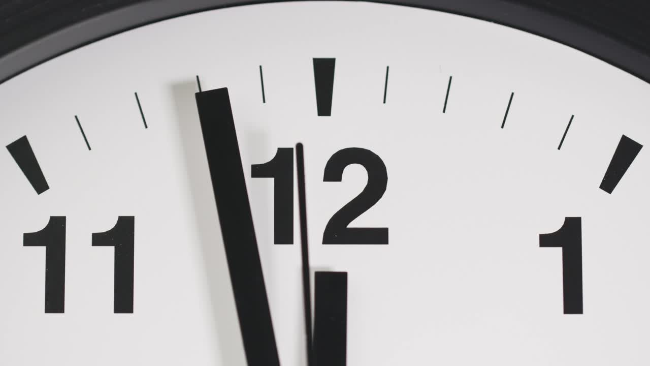 cara de reloj a las 12 con una manija de segundos en movimiento.