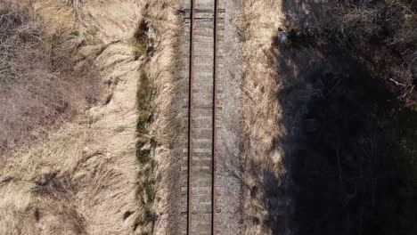 Vista-De-Arriba-Hacia-Abajo-De-Un-Tren-En-Caledon,-Ontario